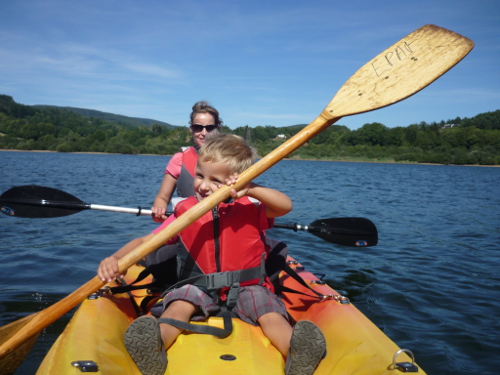 Bij de camping kanoen op het lac de la raviege